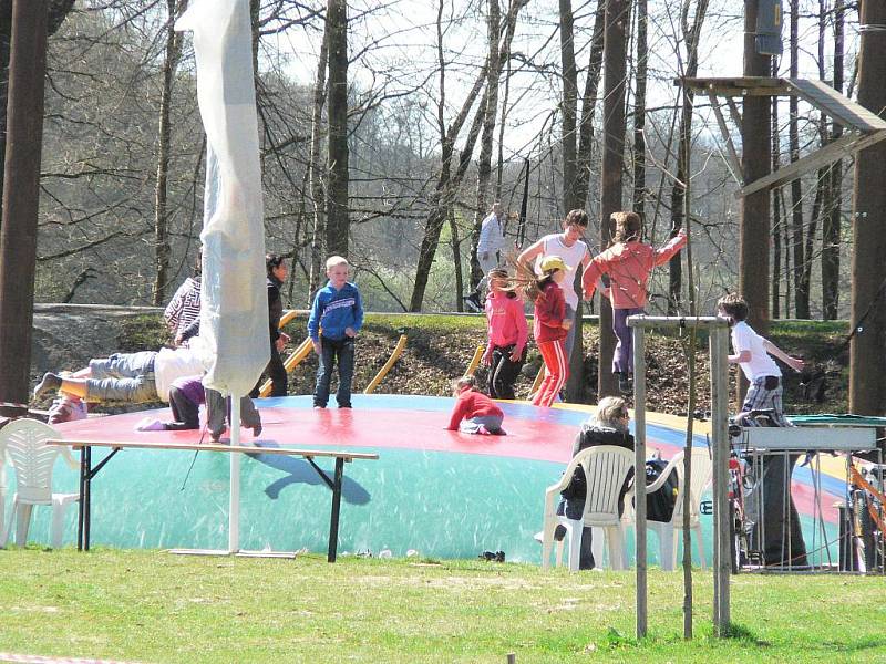 Adrenalin park a sportovní centrum v Hluboké nad Vltavou nabízí řadu atrakcí. 