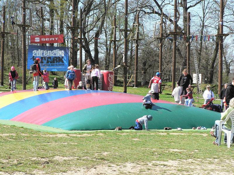 Adrenalin park a sportovní centrum v Hluboké nad Vltavou nabízí řadu atrakcí. 