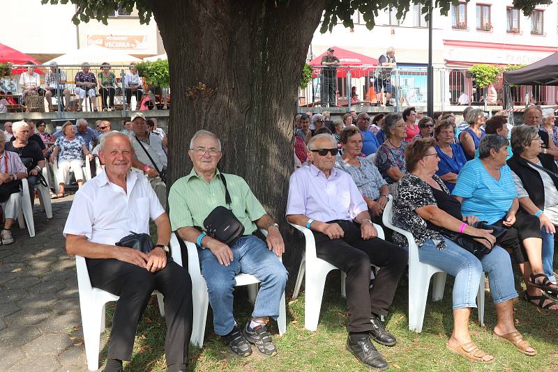 Žižkovo náměstí v Trhových Svinech zaplnily od pátku do neděle davy lidí, aby si poslechly Festival dechových hudeb Karla Valdaufa 2019.