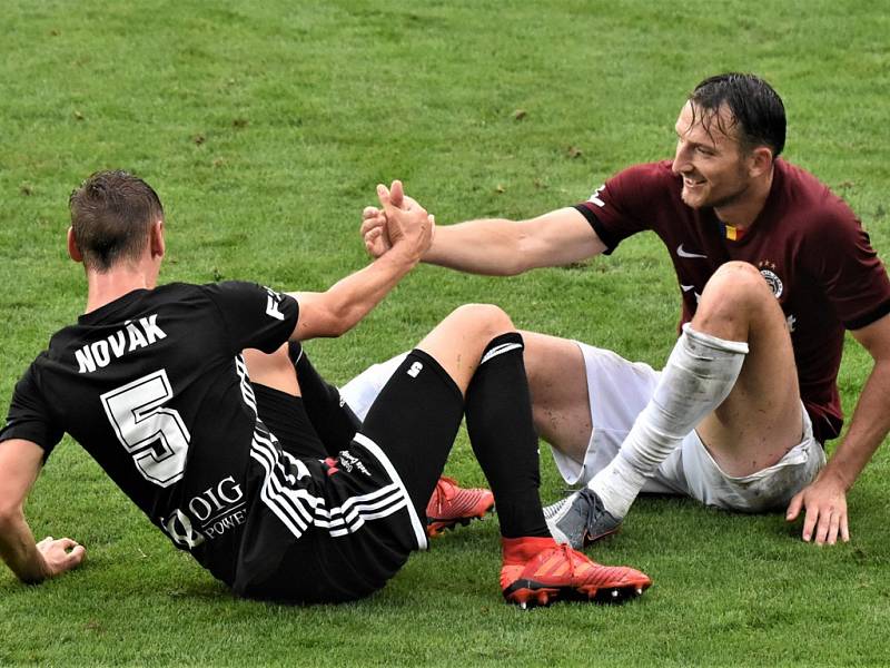 V dramatickém utkání I. ligy fotbalisté Dynama hráli se Spartou doma smírně 2:2 (na snímku domácí stoper Pavel Novák a hostující útočník Libor Kozák).