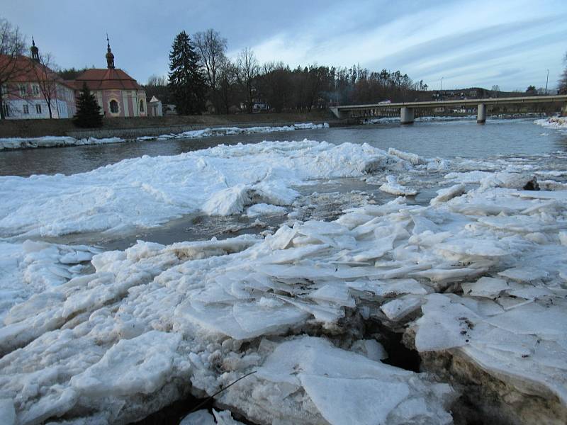 Kry se nahromadily v korytě řeky v Kolodějích nad Lužnicí, ve čtvrtek 18. února už byl průtok volný a pomalu odtávaly.