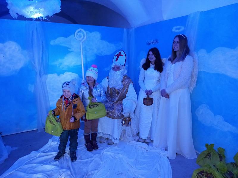 Čerti a Mikuláš s anděly čekali v sobotu 4. prosince 2021 na děti nedaleko Hluboké u Borovan na Českobudějovicku.