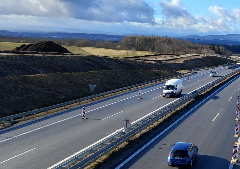 Stavba odpočívky na dálnici D3 u Chotýčan v únoru 2022.