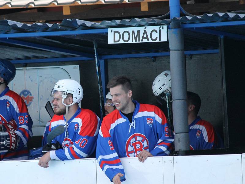 Betonova All Stars vyhrála oba zápasy v Českých Budějovicích a vyrovnala stav semifinále II. NHbL. Finalistu určí sobotní pátý souboj na hřišti soupeře - v Suchdole nad Lužnicí.