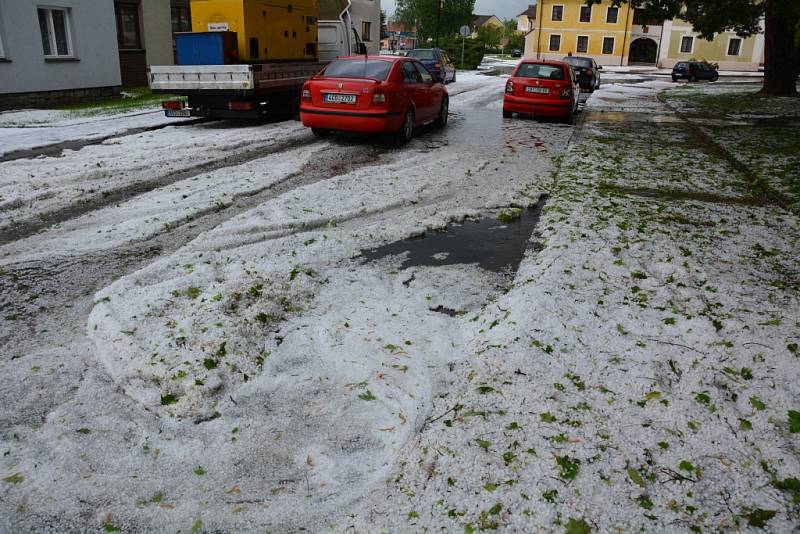 Pondělní krupobití v Borovanech.