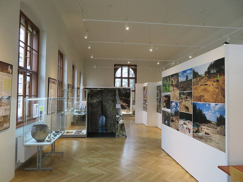 Unikátní výstava nálezů Co přinesla dálnice je k vidění v Jihočeském muzeu v Českých Budějovicích od pondělí 11. května.