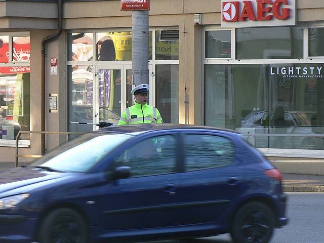 Policie řídí dopravu i na křižovatce ulic Na Sadech a Rudolfovská v Českých Budějovicích.