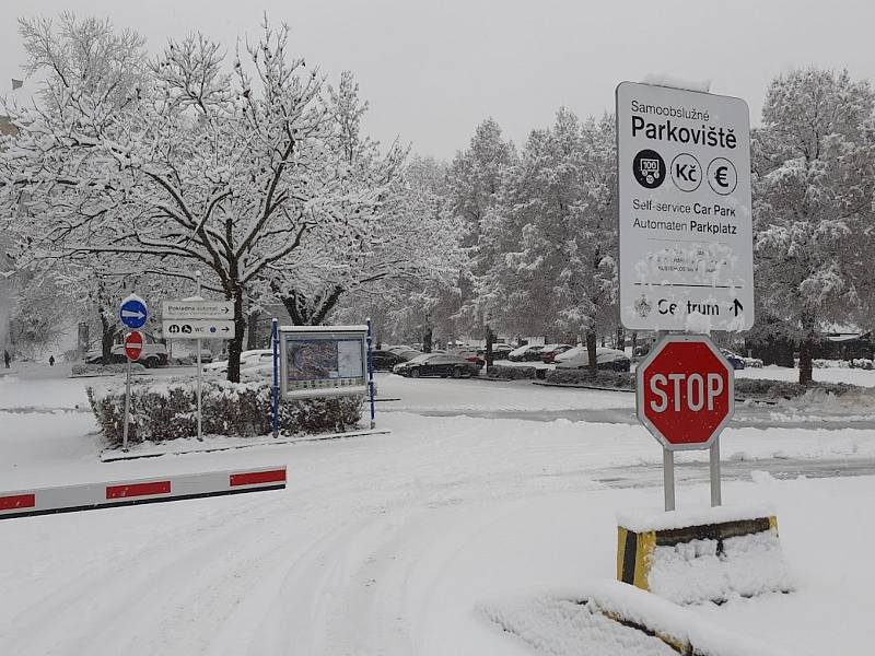 Jižní Čechy jsou pod sněhem. To platí i pro silnice v neděli ráno v Českém Krumlově.