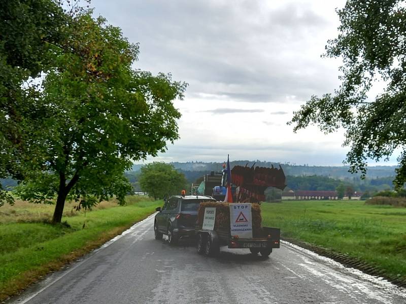 Protestní jízda části zemědělců vyrazila na Českobudějovicku na cestu nedaleko Hosína.