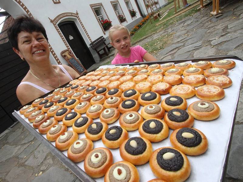 Ve čtvrtek vrcholily přípravy na Selské slavnosti v Holašovicích.