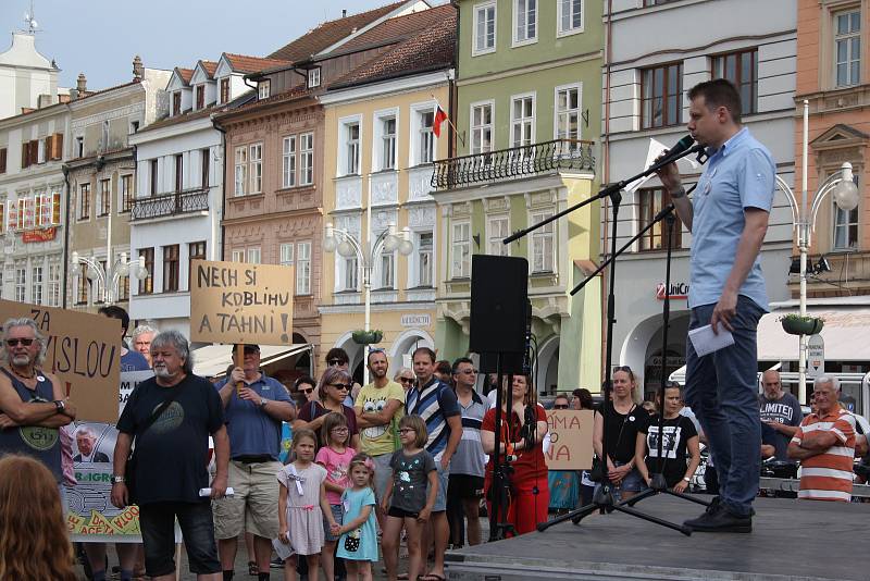 V úterý 11. června se proti Andreji Babišovi demonstrovalo také v Českých Budějovicích.