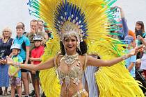 Brazilian fest v Českých Budějovicích. Karnevalový průvod prošel z Piaristického náměstí na Sokolský ostrov.