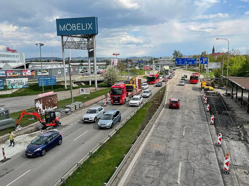 Dopravní komplikace na opravované Strakonické v Českých Budějovicích v úterý 3. května.
