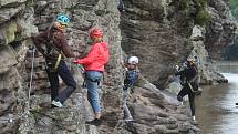 Na skále nad Vltavou mezi Hlubokou a Purkarcem je nová via ferrata, vhodná je i pro rodiny s fyzicky zdatnými dětmi.