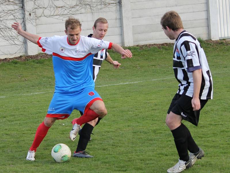 Novotný v akci. Nemanice (v modrobílém) doma sahaly po vítězství, nakonec se rozešly s Kaplicí B smírně 1:1.  