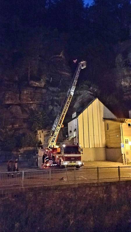 Jihočeští hasiči pomáhají při hašení požáru v Českém Švýcarsku.