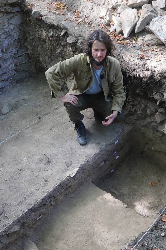 Karlův Hrádek u Purkarce obsadili archeologové.