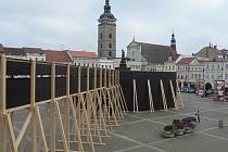 Dřevotřískové desky a trámy zakryly větší část barokní Samsonovy kašny v Českých Budějovicích. Kašna je přístupná pouze chodbou z prvního patra Domu umění.