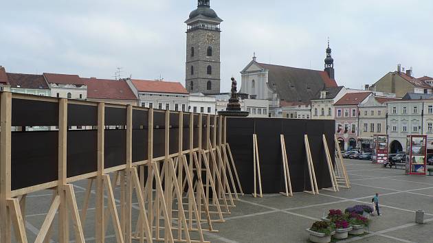 Dřevotřískové desky a trámy zakryly větší část barokní Samsonovy kašny v Českých Budějovicích. Kašna je přístupná pouze chodbou z prvního patra Domu umění.