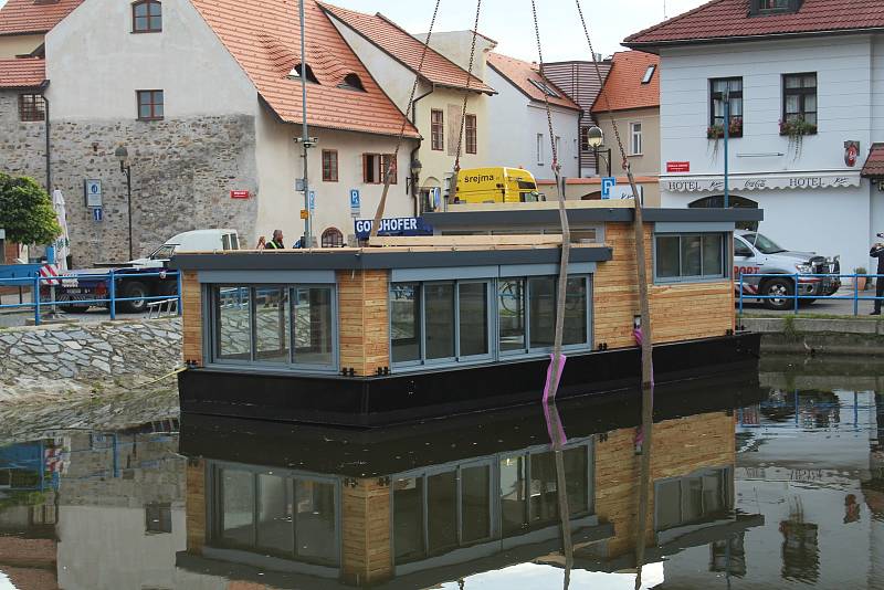 Nová kavárna VLNNA se zrovna instaluje na Slepé rameno Malše.