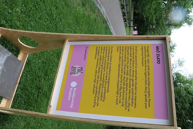 Majáles v úterý pokračoval. V parku Na Sadech najdete výstavu o předsudcích a příběhy obětí sexuálního násilí.