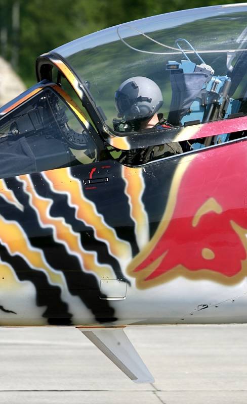 Letecká skupina Red Bull Flying Bulls z Hangáru 7 v Salcburku hostovala do včerejška na letišti v Plané u Českých Budějovic. Ve vzduchu i na zemi se představily slavné stroje, např. Lockheed P38 Lightning, kterým létal spisovatel Antoine de Saint-Exupéry.