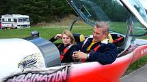 Naďa Kortišová s pilotem Jiřím Zábranským se chystají odstartovat. Pro sympatickou ženu, přestože její profesní život je s letadly spojen,  to bude premiérový let v ultralightu. 