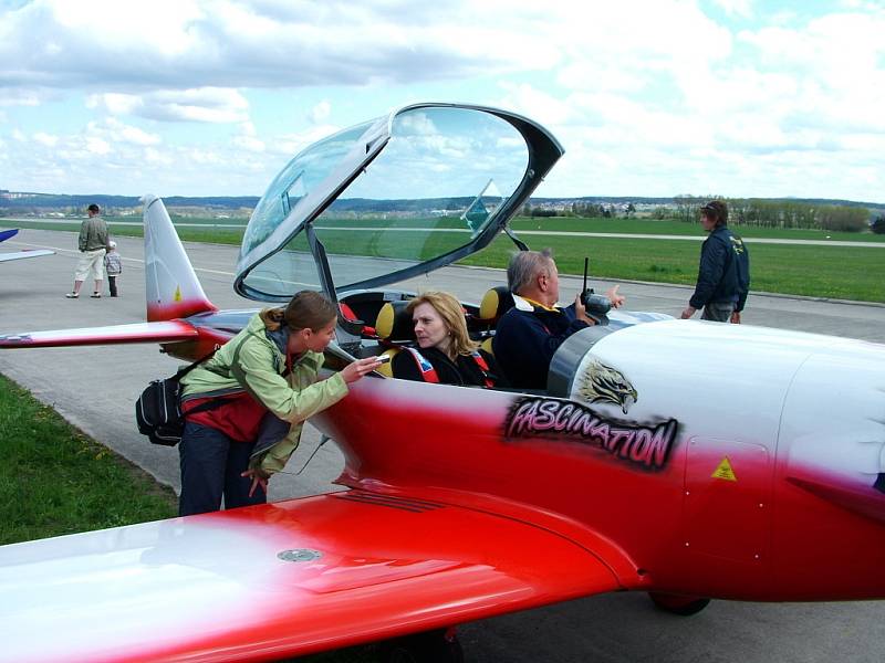 Naďa Kortišová s pilotem Jiřím Zábranským se chystají odstartovat. Pro sympatickou ženu, přestože její profesní život je s letadly spojen,  to bude premiérový let v ultralightu. 