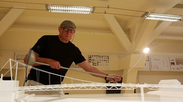 Architekt Josef Pleskot představil v písecké Sladovně model nové pěší lávky