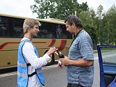  Promotér Jakub Dolina (vlevo) dává pivo jednomu ze vzorných řidičů, které v úterý stavěla policie na Borku. 