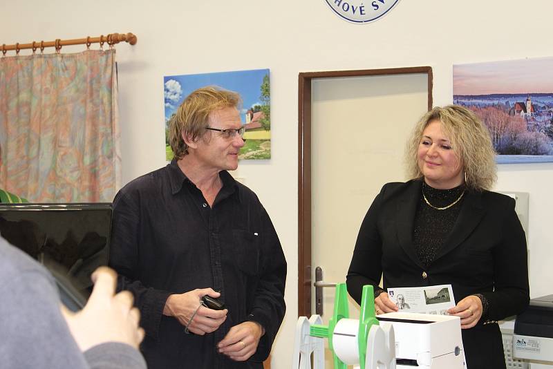 V Trhových Svinech byla 30. listopadu 2018 představena poštovní známka s portrétem JUDr. Emila Háchy, který z města pocházel. Akce se zúčastnili zástupci města i početní zájemci z řad veřejnosti.