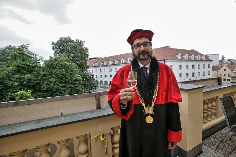 U příležitosti 70. výročí založení jihočeské Pedagogické fakulty zasedala vědecká  rada slavnostně v barokním sále Jihočeského muzea.