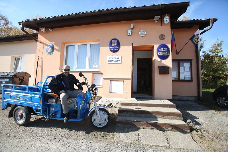 V Nové Vsi přijel k volbám starosta na nové obecní elektrické tříkolce.