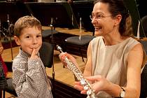 Jihočeská komorní filharmonie zahájila cyklus pro děti  a rodiče. Na závěr prvního koncertu si děti mohly zahrát na nástroje filharmoniků.