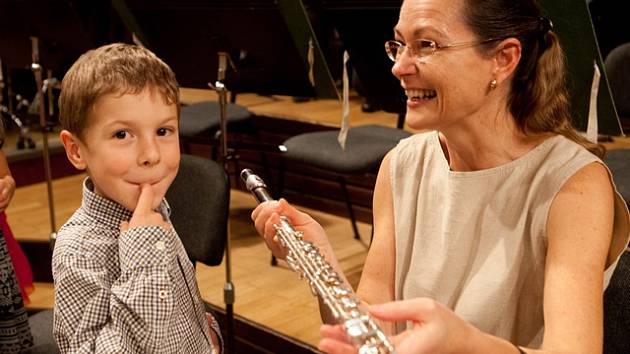 Jihočeská komorní filharmonie zahájila cyklus pro děti  a rodiče. Na závěr prvního koncertu si děti mohly zahrát na nástroje filharmoniků.