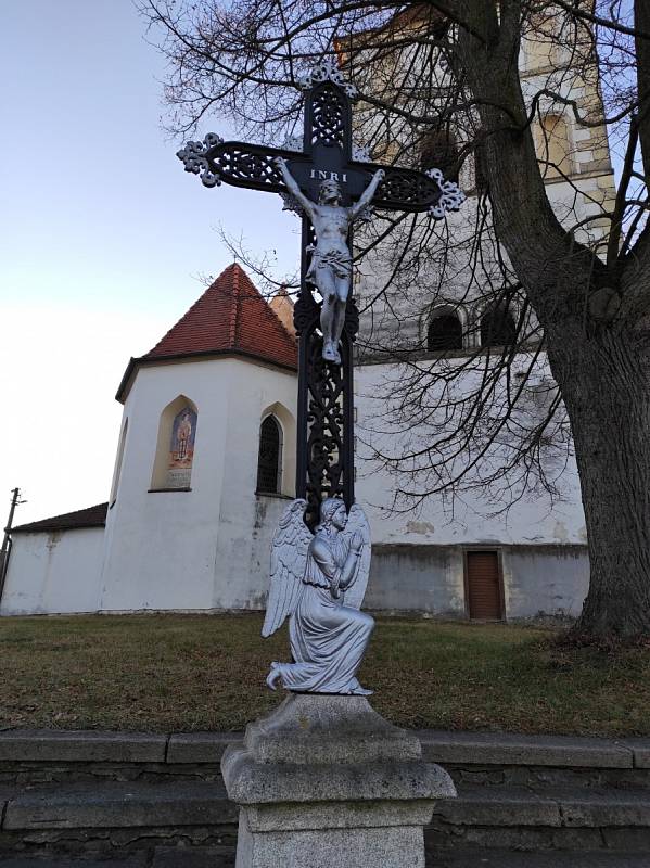 Dírná. Kříž před kostelem sv. Vavřince.