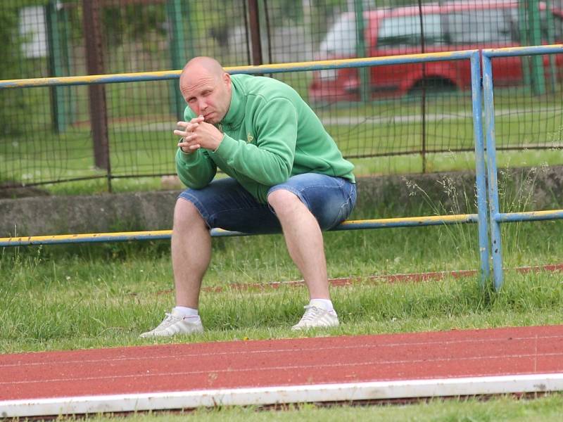 Fotbalisté SK Čtyři Dvory doma Borovany nijak nešetřili, vyhráli 7:0, hosté musí ještě záchranu potvrdit.. 