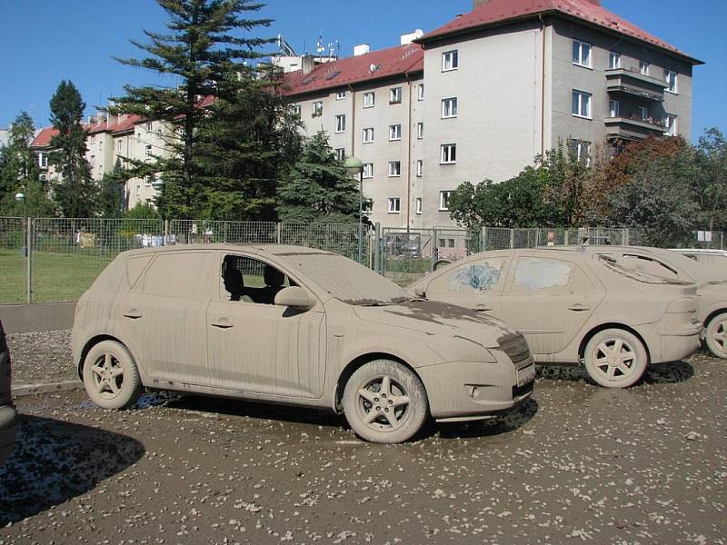 Českobudějovická Alešova ulice chvíli po výbuchu, kte­rý poškodil téměř čtyřicet zaparkovaných aut.