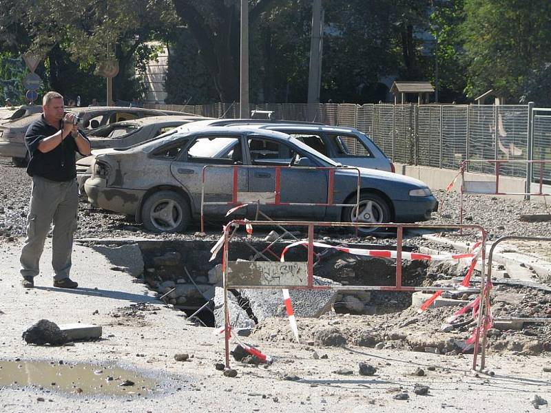 Českobudějovická Alešova ulice chvíli po výbuchu, kte­rý poškodil téměř čtyřicet zaparkovaných aut.