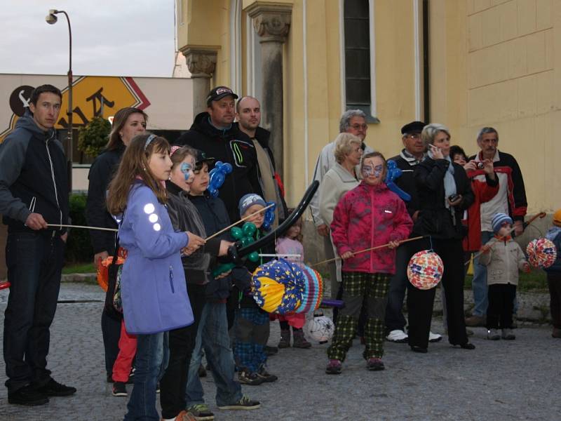 S lampiony se přidaly ke vzpomínce na osvobození i mladí obyvatelé Lišova s dětmi. Ty si užily i zábavné odpoledne s klaunem.