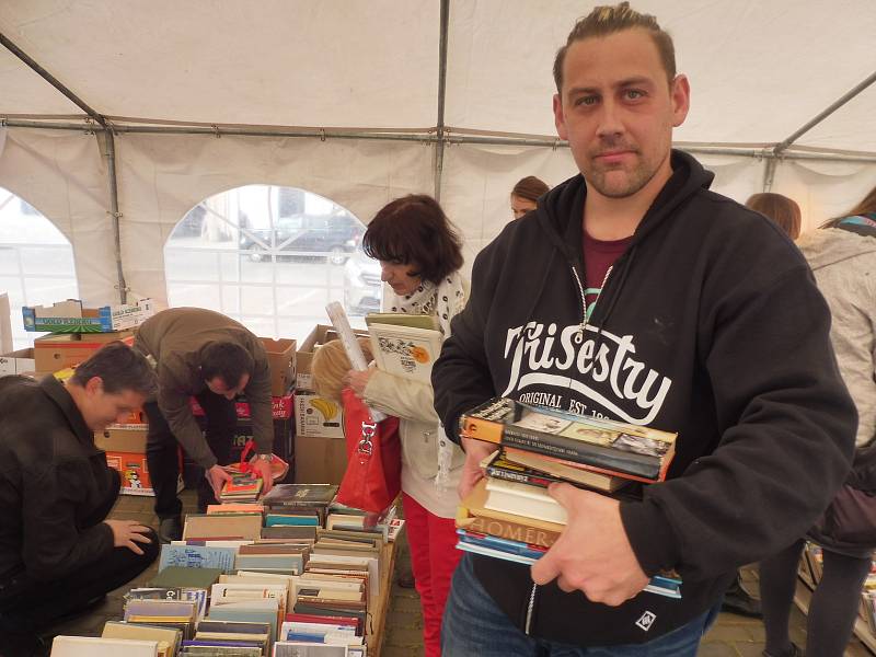 Na šestý ročník literárního festivalu Literatura žije nasbírali pořadatelé na čtyři tisíce knih. Z nich můžete vybírat ve středu 24. dubna a ve čtvrtek 25. dubna v literárním stanu na českobudějovickém náměstí.