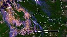 Pondělní polední radarový snímek střední Evropy. V Německu se na nás už chystá okluzní fronta (žluto-oranžový pás oblačnosti), která zvolna míří k našemu území. Na snímku je vidět i výrazná bouřka v Alpské oblasti (označena šipkou).