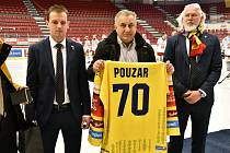 Před utkáním s Hradcem Motor pogratuloval k sedmdesátinám legendárnímu Jaroslavu Pouzarovi.