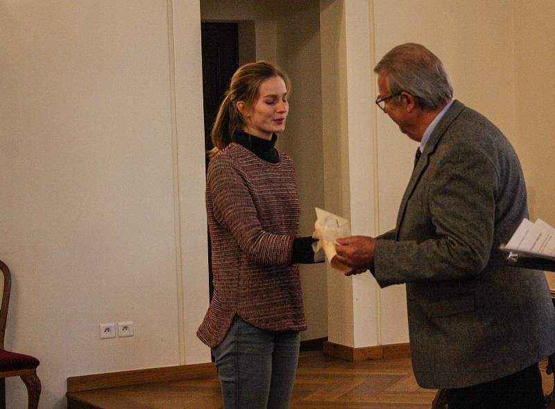 Ocenění talentů se uskutečnilo v obřadní síni českobudějovické radnice ve středu 15. listopadu. Dary předával náměstek primátora Jaromír Talíř.