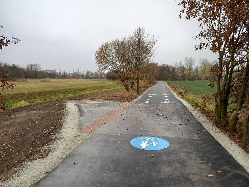 Tři nové stezky pro pěší a cyklisty buď slouží nebo se staví v Českých Budějovicích a v okolí. Na snímku trasa od Terna k firmě Bosch v jihočeské metropoli.