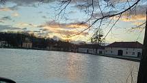 Vítr v neděli dopoledne 30. ledna 2022 na jihu Čech komplikoval například dopravu. I návesní rybník v Municích u Hluboké nad Vltavou zvlnil vítr.