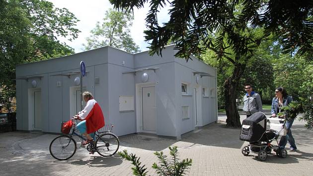 Rekonstruované veřejné WC v Českých Budějovicích, křižovatka Krajinské ulice a ulice Na Sadech. 