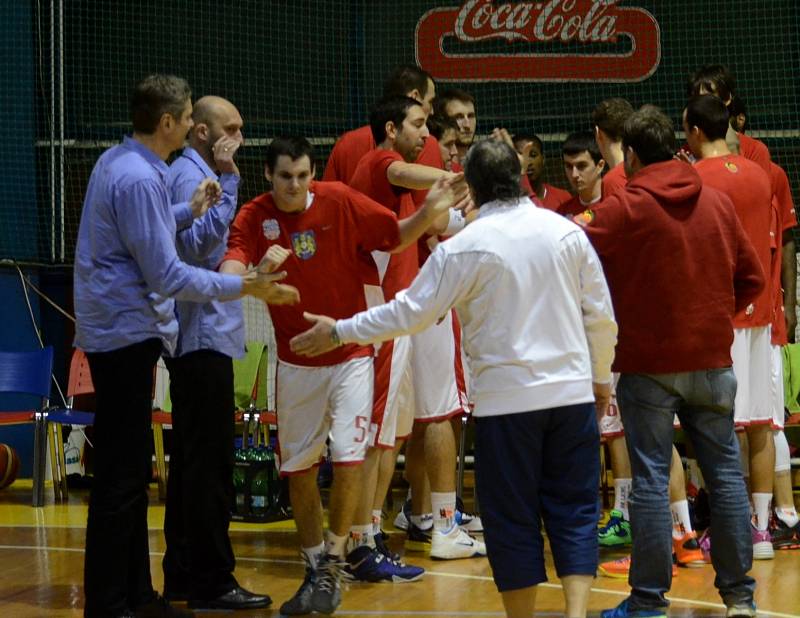 DOMA. Mládežnický reprezentant Petr Šlechta (uprostřed) si zahrál utkání Mattoni NBL na rodné palubovce v Písku.