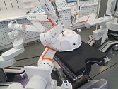 Robot spolupracuje s chirurgem. Výsledkem je rychlejší návrat pacientů do normálního života. I sportovců