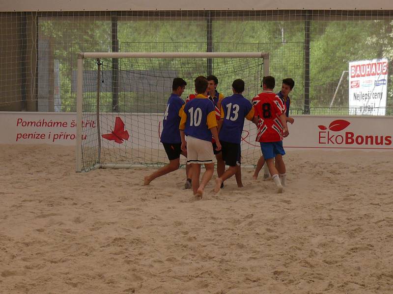 Středoškoláci bojovali v prvním ročníku poháru v beachfotbalu